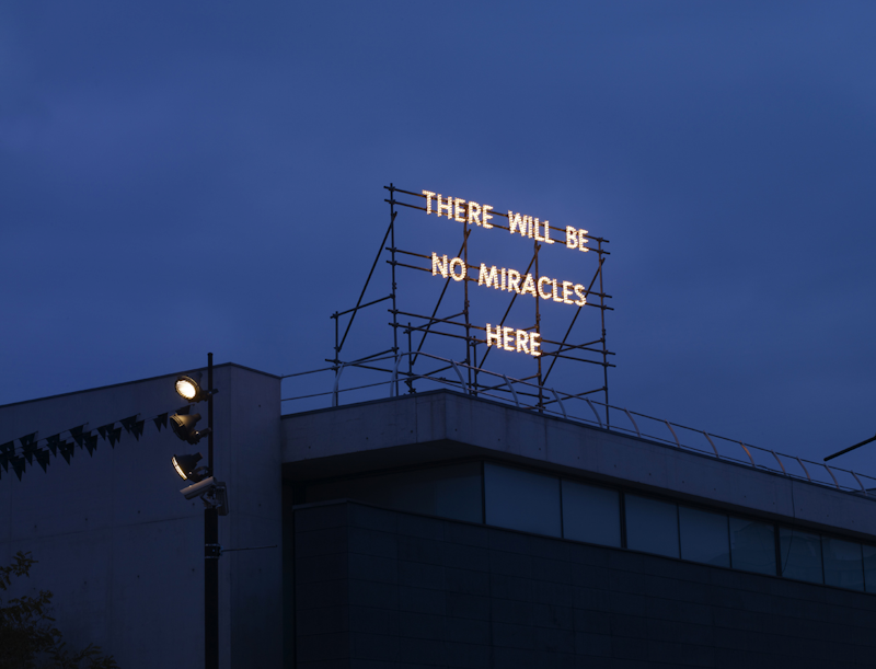 There will be no miracles here, Nathan Coley, 2006 Échafaudage et texte lumineux, 6,3 x 6,3 x 4 m. Vue d’installation au MAC/VAL, Vitry-sur-Seine, France. Courtesy MAC/VAL. 